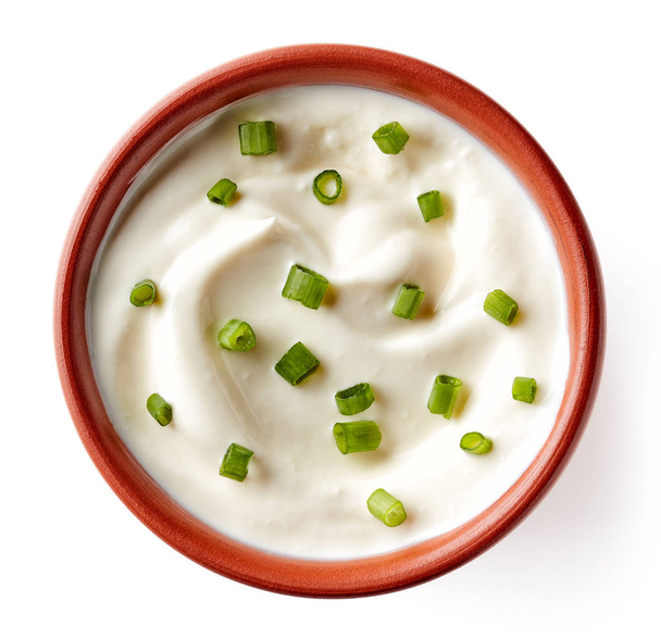Miska z kwaśną śmietaną z zieloną cebulką na białym, z abo tle - Zdjęcie, obraz