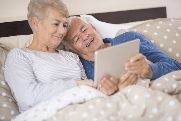 Ανώτερος άνθρωπος και γυναίκα που χρησιμοποιούν tablet pc - Φωτογραφία, εικόνα