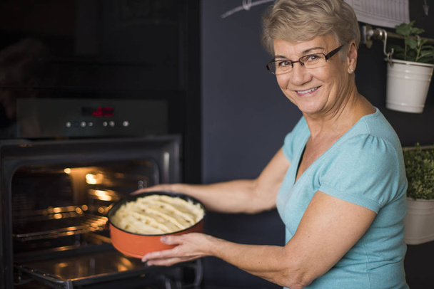  mulher preparando torta de maçã
 - Foto, Imagem