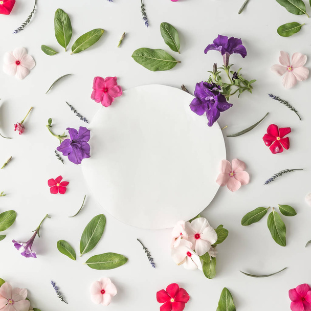 Creatieve patroon lay-out gemaakt van bloemen  - Foto, afbeelding