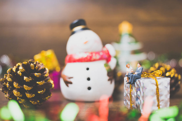 Personnes miniatures sur boîte cadeau avec célébration du jour de Noël
  - Photo, image