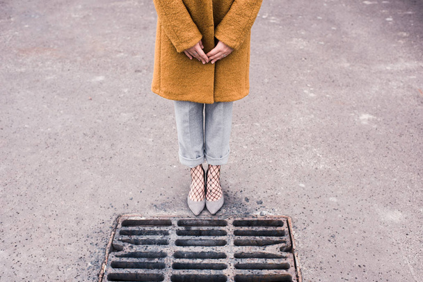 woman in stylish shoes standing on road - Foto, afbeelding