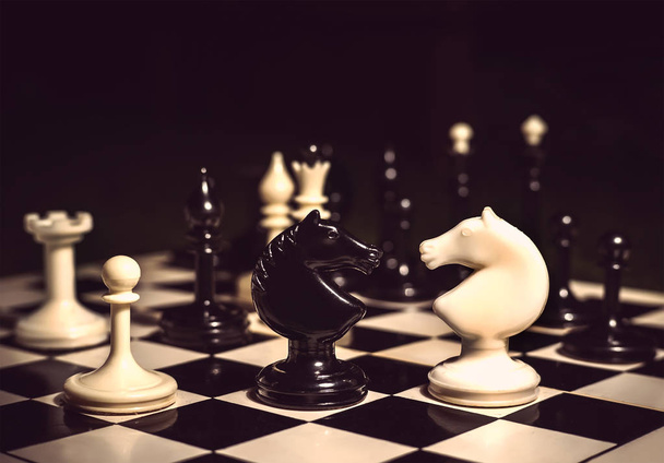 Peças de xadrez cavaleiros de frente um para o outro para um impasse
 - Foto, Imagem