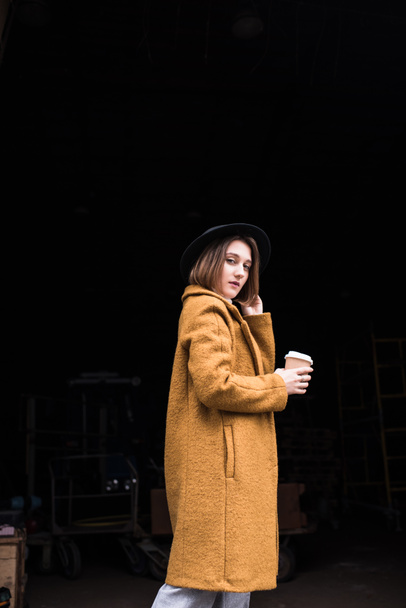 woman with coffee to go - Zdjęcie, obraz