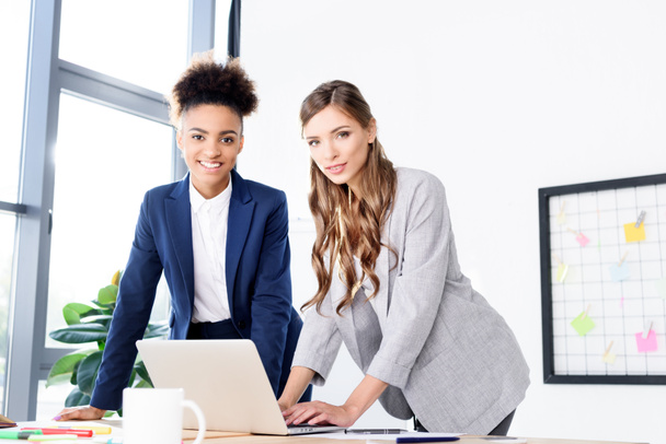 Businesswomen usando el ordenador portátil
 - Foto, Imagen