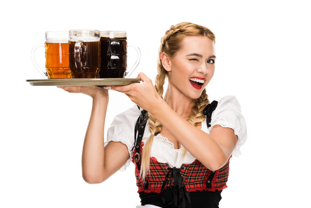 cameriera ammiccante con bicchieri di birra
 - Foto, immagini