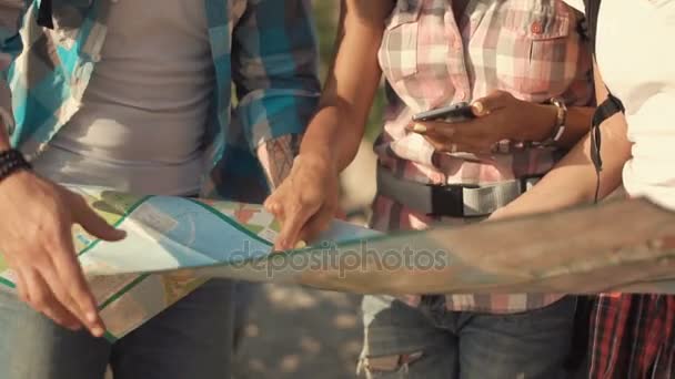Touristen beobachten Karte während der Reise - Filmmaterial, Video