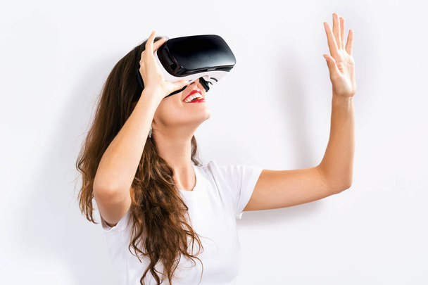 woman in virtual reality headset - Fotoğraf, Görsel