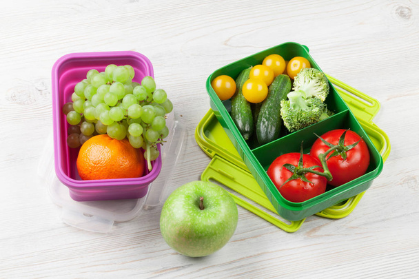 Lunch box with vegetables and fruits - Foto, imagen