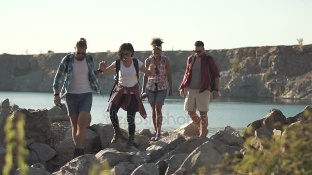 Jóvenes viajeros caminando sobre rocas
 - Metraje, vídeo