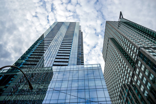 Los altos rascacielos de negocios en el corazón de Montreal
 - Foto, imagen