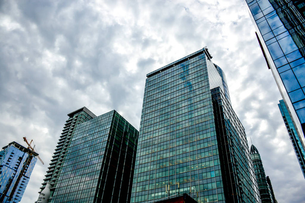 モントリオールの中心部の背の高いビジネス高層ビル - 写真・画像
