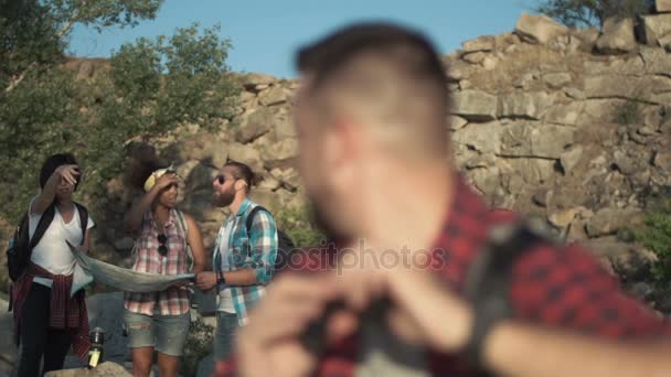 Hombre mirando a través de binocular
 - Metraje, vídeo