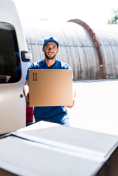 delivery man with box - Zdjęcie, obraz