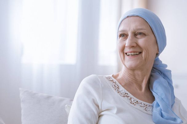 Cancer woman smiling with hope - Foto, Imagem