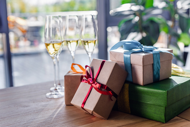 champagne glasses and gift boxes - Fotoğraf, Görsel
