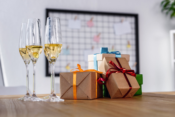 Şampanya bardağı ve hediye kutuları - Fotoğraf, Görsel