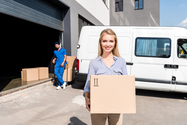 woman with delivered package - Foto, afbeelding