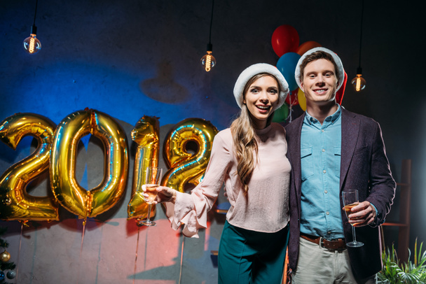 paar op nieuwe jaar feest - Foto, afbeelding