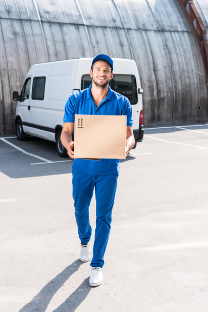 delivery man with cardboard box - Фото, зображення