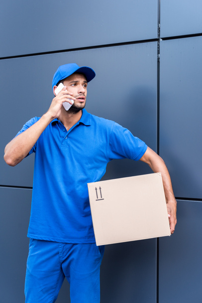 delivery man talking by phone - Foto, imagen