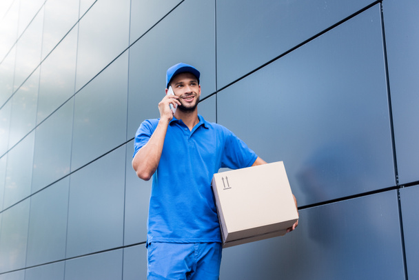 delivery man talking by phone - Φωτογραφία, εικόνα