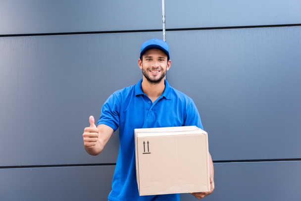 delivery man showing thumb up - Foto, Bild