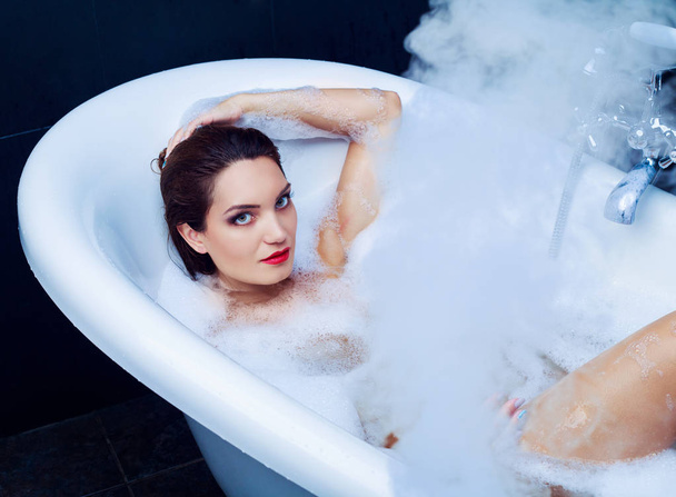 woman taking a bath - Foto, immagini