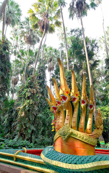 siebenköpfige Schlange König oder König der Naga-Statue in kamchanod fo - Foto, Bild