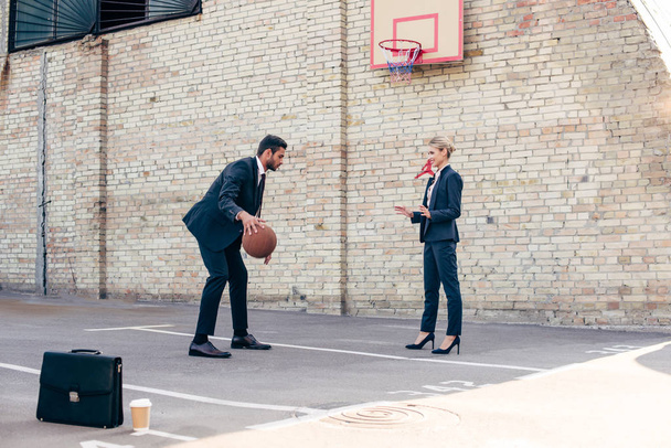 Geschäftskollegen spielen Basketball - Foto, Bild