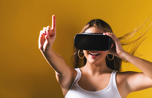 Young woman using virtual reality headset - Foto, Imagen
