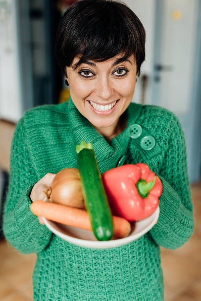 vrouw bedrijf kom met groenten - Foto, afbeelding