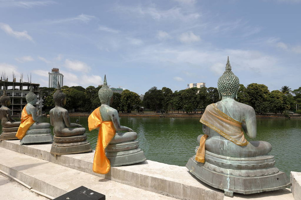Figurki buddy w świątyni Seema Malaka w Colombo, Sri Lanka - Zdjęcie, obraz