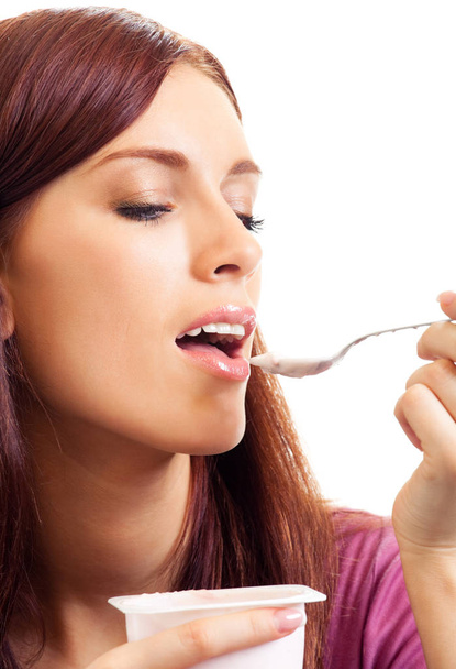 junge glücklich lächelnde Frau isst Joghurt, isoliert - Foto, Bild
