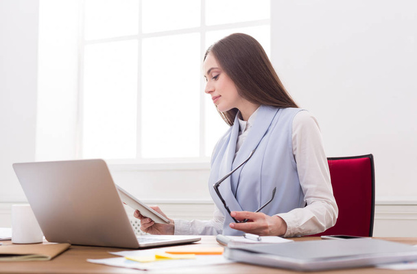 Business woman reading document at office - Photo, image