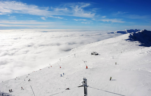 Vue sur les pistes de ski et les nuages dans les Basses Tatras, Slovaquie
. - Photo, image