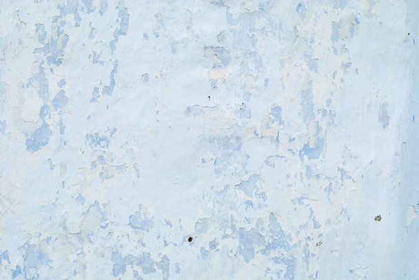 Blanco viejo con pared azul con grietas para fondo o textura horizontal
. - Foto, Imagen