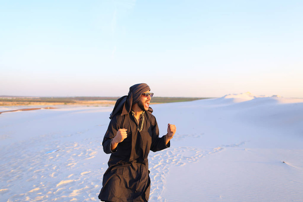 Χαρούμενος συναδέλφους αραβική, βόλτες μέσα από την έρημο, χαμόγελα και απολαμβάνει li - Φωτογραφία, εικόνα