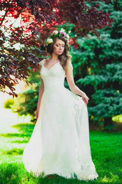 Portrait of the bride in an expensive wedding dress - Foto, imagen