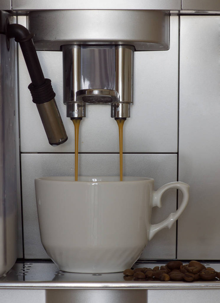 Kahvinkeitin valmistaa kahvia
 - Valokuva, kuva