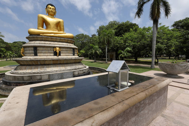 Golden Buddha w parku Viharamahadevi w mieście Kolombo - Zdjęcie, obraz