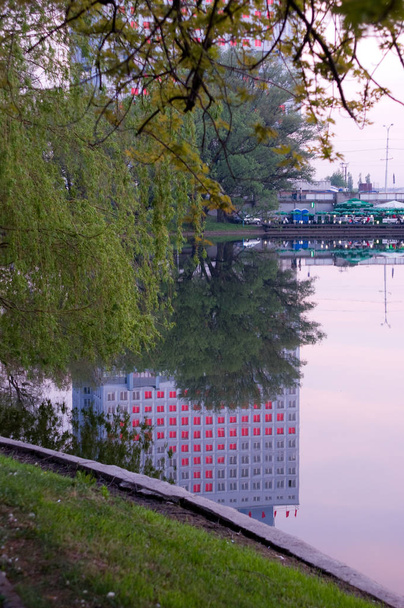 Az alsó-tó és a tükörképe a szovjetek House, Kalinyingrád városában - Fotó, kép