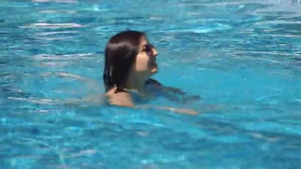 chica piscina
 - Metraje, vídeo