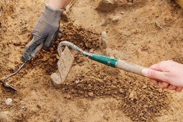 Archäologische Werkzeuge, Archäologen, die vor Ort arbeiten, Hand und Werkzeug. - Foto, Bild