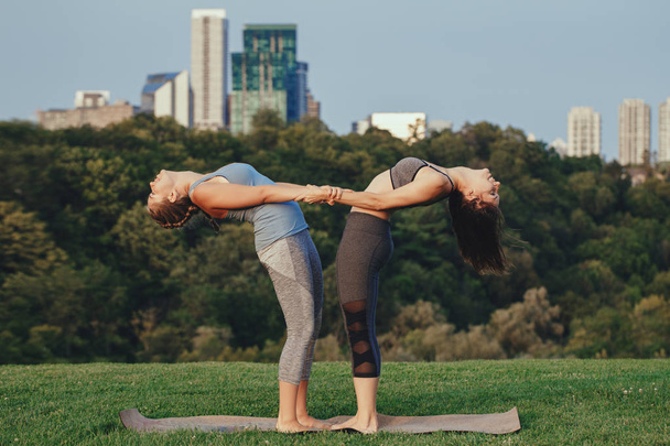 dos mujeres haciendo acro yoga
  - Foto, Imagen