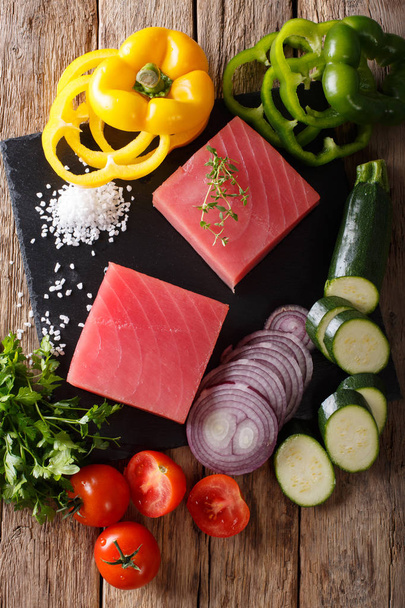Ton balığı biber, soğan, domates, kabak ve g ile ham fileto - Fotoğraf, Görsel