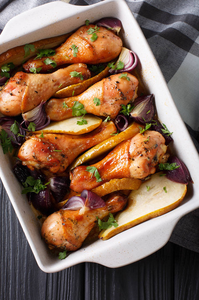 Pernas de frango assadas com cebola vermelha e verduras em molho de mel e soja
 - Foto, Imagem
