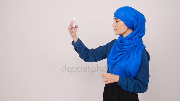 Muslim woman taking selfie - Materiaali, video
