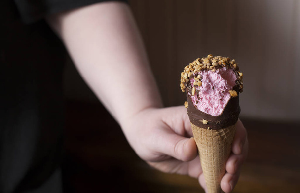 cono de helado de fresa
 - Foto, imagen