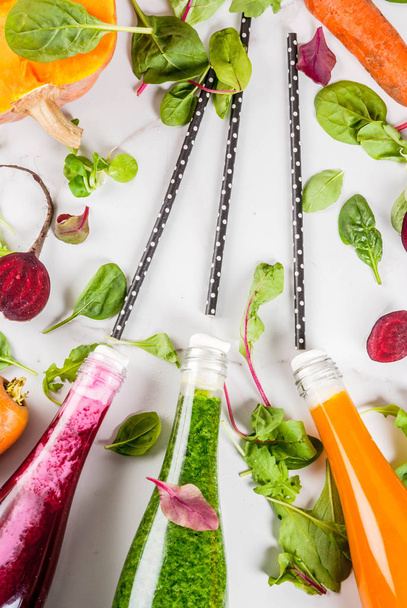 Wegańskie diety. Wybór kolorowych świeże organiczne smoothies drin - Zdjęcie, obraz